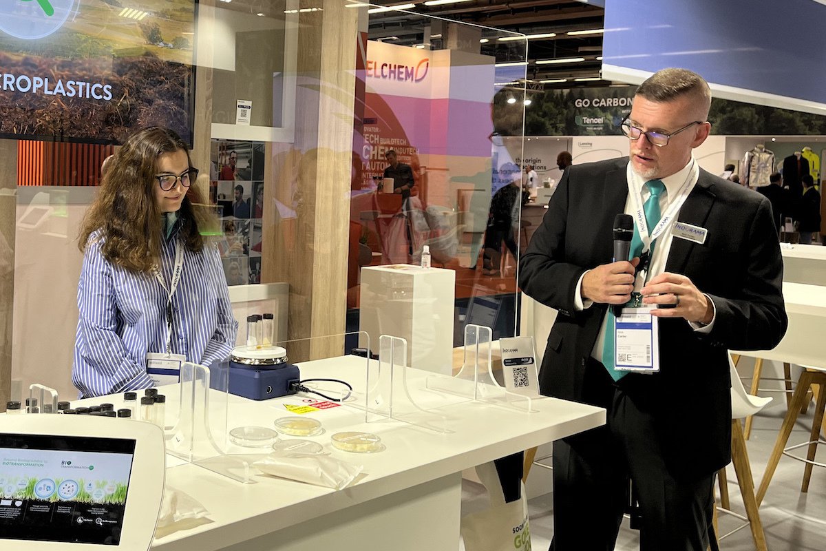 Avgol’s vice-president of nonwovens marketing Nick Carter demonstrates the Biotransformation process at a recent trade show (© A. Wilson)